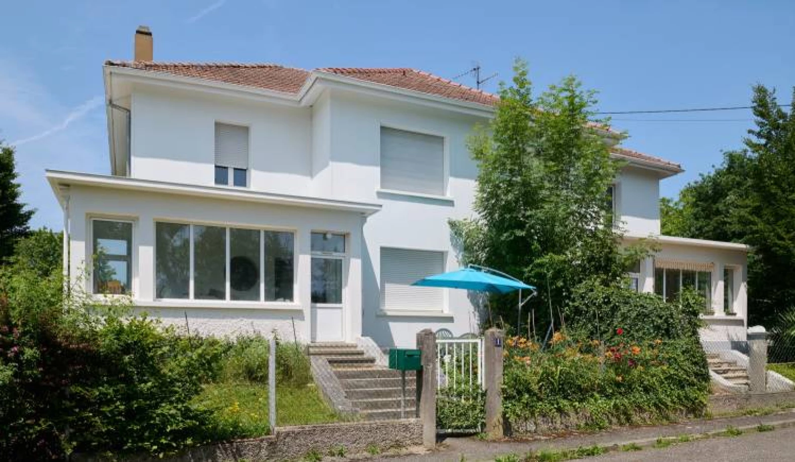 Isoler sa maison avec Uniso, c’est transformer des déchets en façade durable. Comment ? Suivez le guide !